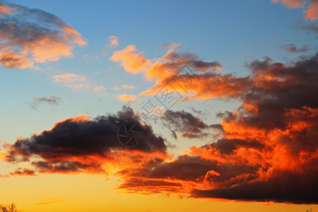 夕阳天空中美丽明亮的云彩图片