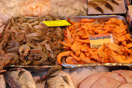 在街头市场销售新鲜海食品图片