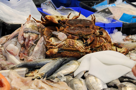 在街头市场销售新鲜海食品图片
