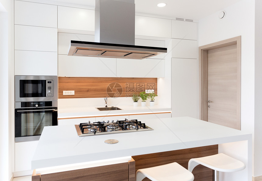 带核桃岛的现代优雅白色厨房图片