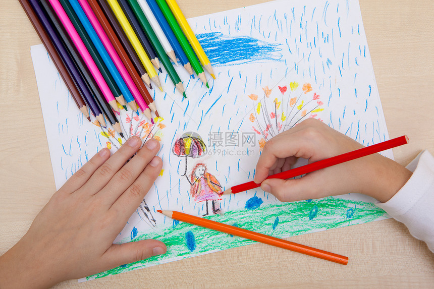 孩子在雨中画铅笔画一个带着雨图片