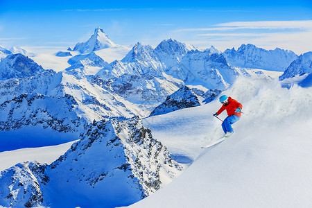 男子在美丽的冬雪中滑雪图片