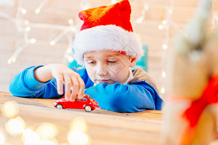 小男孩玩红色小玩具车圣诞礼物图片