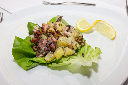 沙拉叶上的蛤蜊开胃菜图片