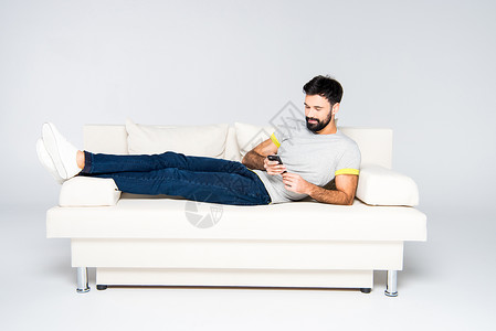 胡子人躺在白沙发上背景图片