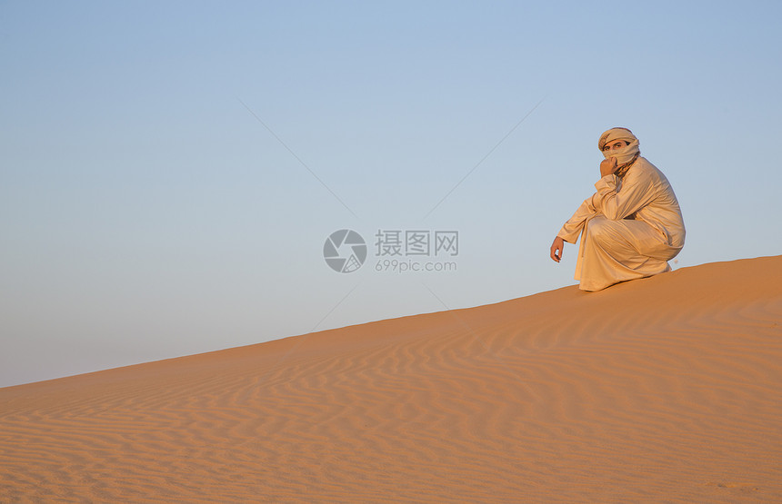 杜拜附近日出时在沙漠里穿传图片