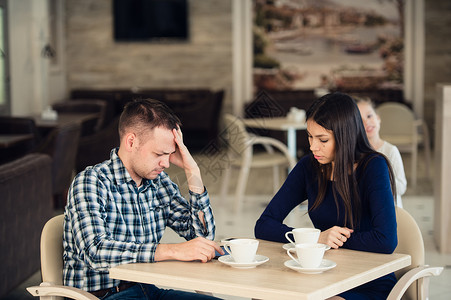 年轻夫妇在咖啡馆争吵她受够了男朋友道歉了图片
