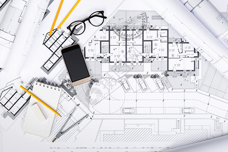 蓝图上带有绘图工具和智能手机的施工计划顶视图图片