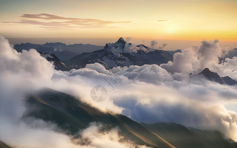 日出时云层高山峰美丽的图片