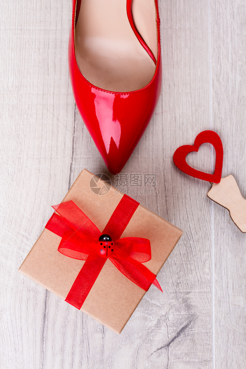 礼物盒和红鞋小心脏放在木制背景上恭喜你的女朋友给时髦图片