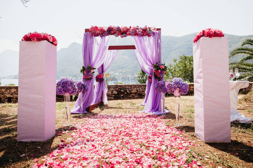婚礼岛和拱门与婚礼椅子和婚礼花卉装饰图片