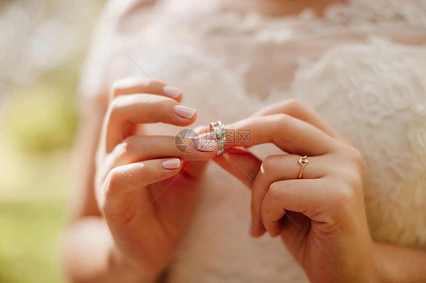 新娘手中的结婚戒指宏图片