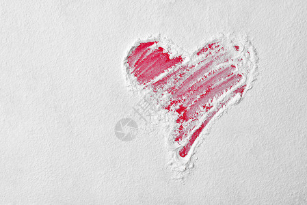 红板上面粉中的心形爱情标志图片