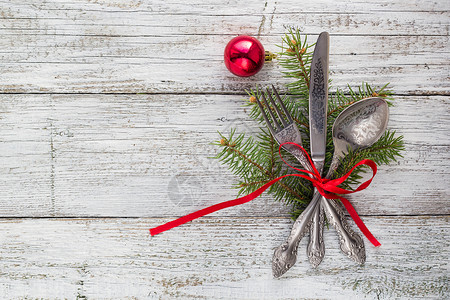 圣诞空木桌带刀叉和勺子图片