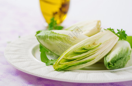 新鲜和健康的烤肉盘上的沙拉食物菜单图片