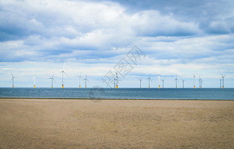 英国海岸外正在兴建的风力农场中图片