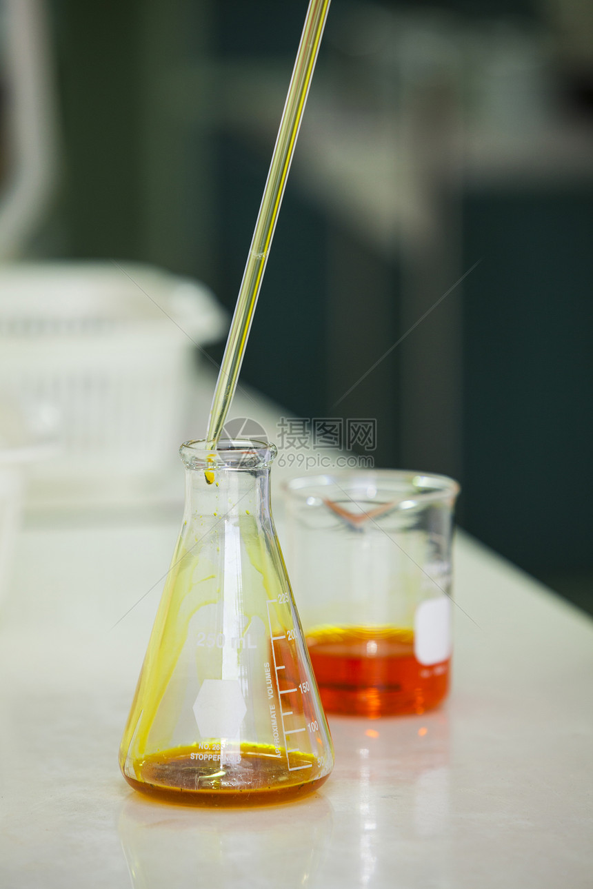 在生物技术实验室工作的研究员生化工程师在实验室实验图片