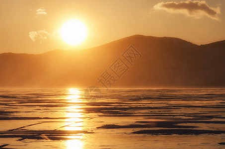 结冰的湖面上的日落图片
