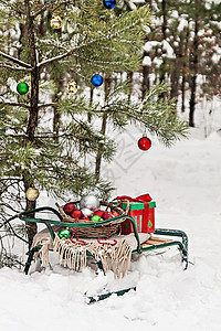 装饰圣诞树的雪林雪橇毯图片