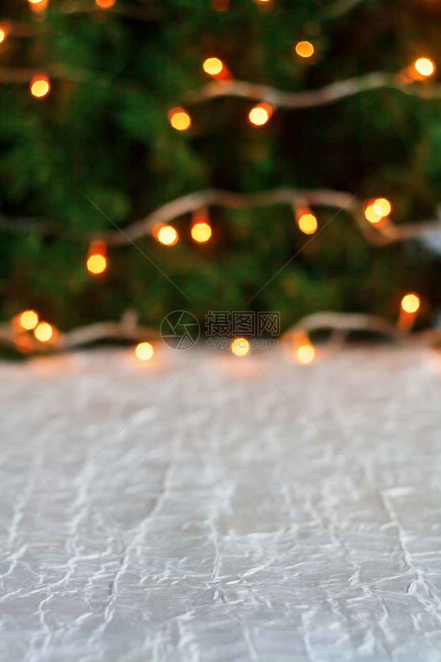 圣诞树上有灯光模糊图片