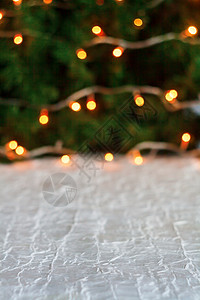 圣诞树上有灯光模糊背景图片