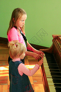 小美少女姐妹弹钢琴图片