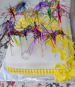 美味可口的白蛋糕盛满黄蝴蝶以图片