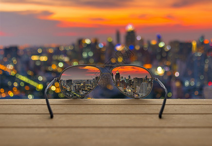 城市景观集中在木制的眼镜片上图片