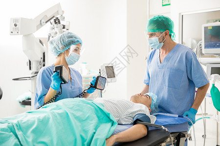 一对夫妇医生用特殊工具向病人进行除颤图片