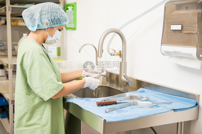 一名年轻妇女在医院清洗和消毒医疗器械的概貌图片