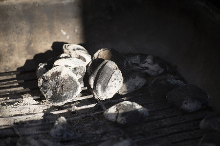 未点燃的木炭在烧烤坑中等待图片