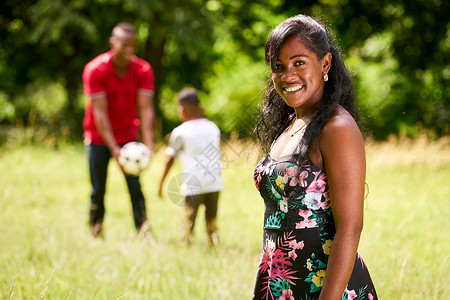 非裔美国母亲与年轻父亲和儿子的家庭一起微笑图片