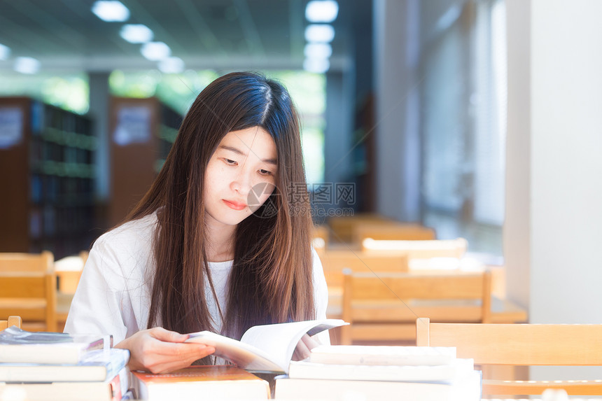 快乐的年青轻女学生图片