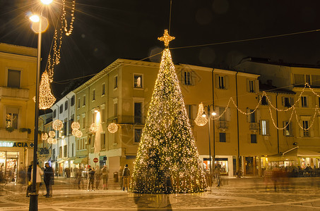 神志正常里米尼老城的圣诞饰品背景