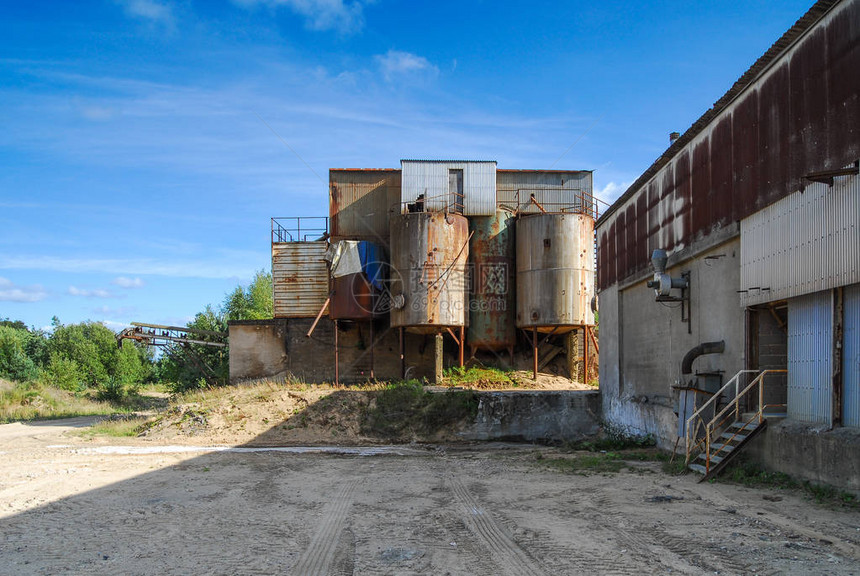 旧废弃的违约工业建筑与生锈和空图片