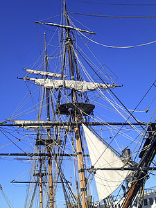老式帆船桅杆和乌鸦在蓝天上筑巢图片