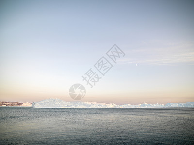 格陵兰冰冻北冰洋上的巨大冰山图片