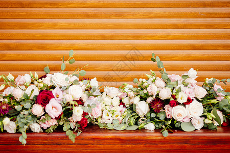 红花和粉红玫瑰用木本图片