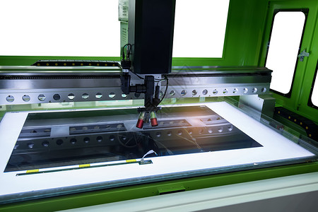 芯片工业制造厂的激光机床图片
