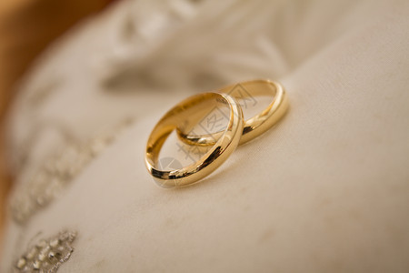 结婚戒指衣服和文件图片
