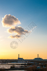 清晨有黄云和蓝天的核电厂图片