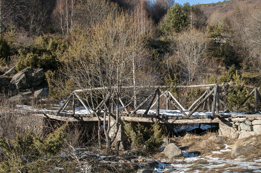 在小山河的木桥在冬天图片
