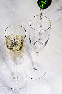 香槟倒入两个玻璃杯关闭图片