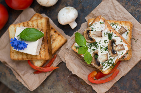 桑威奇三明治包括面包和煎烤蘑菇以及奶图片