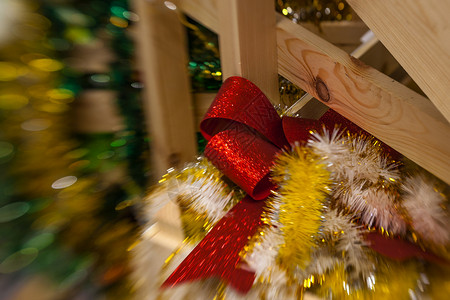 圣诞树装饰品的特写图片
