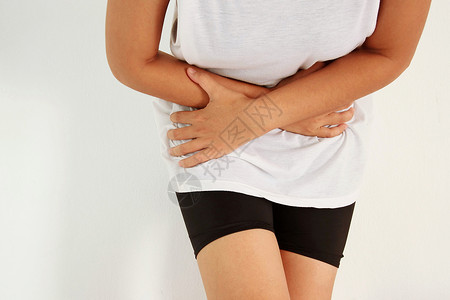由于胃炎或月经引起的妇女胃痛图片