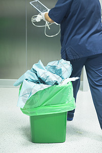 手术室手术垃圾桶和护士用绿色塑料袋处理手术后图片