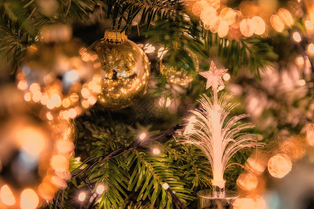 关闭圣诞树装饰球装饰图片