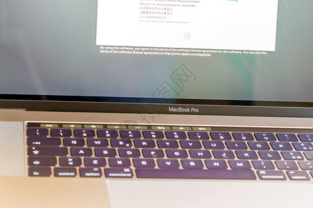 新的AppleMacbookPro与触摸栏它为笔记本电脑行业图片