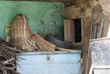 印度喜马恰尔邦农村庄用于储存物品木棍等传统房屋的底层住房面积为图片